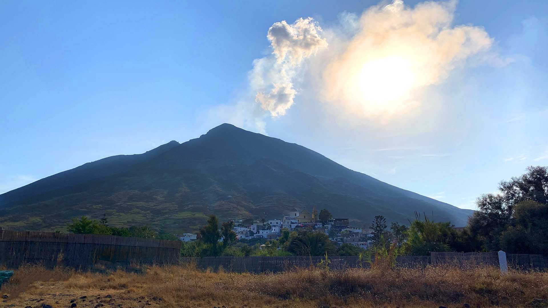Il cono dello Stromboli sopra il paese