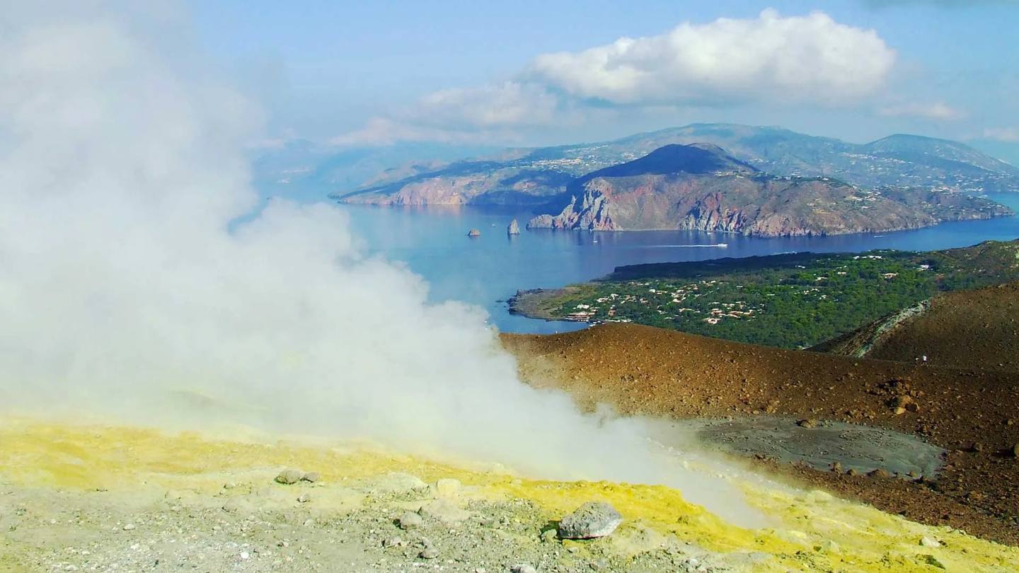 Fumarole sul cratere di Vulcano con vista sulle Eolie